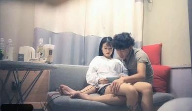 媚黑熟看着倆手都握不住的大黑雞巴笑的和不攏嘴