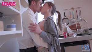 居家约操外国金发妹子 熟练的口交 巨大的鸡巴撑爆她的小穴