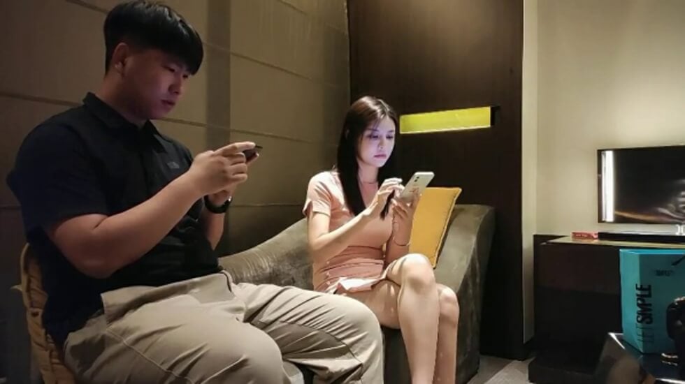 白丝美腿再露出个粉嫩嫩的小逼 诱惑值直接拉满