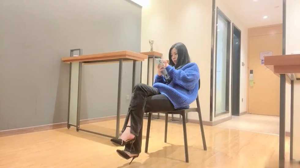 小湊四葉的 挑戰 頻道 R18版 憧憬的M性感挑戰 在享受M男的反應的同時，抖S痴女覺醒，進行SM種馬榨取紀錄片 START429