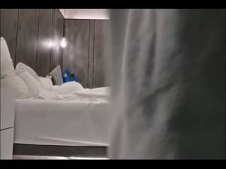 后面和阴蒂一起玩