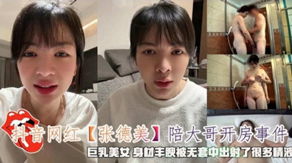 哺乳期的人妻情趣小护士一个人在家直播赚生活费，挤奶水给狼友喝，逼里塞着跳蛋自慰抽插浪叫呻吟精彩别错过