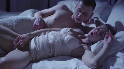 【优质资源】真实乱伦下雨天爸妈不在家和妹妹独处，趁她打王者开语音的时候，强行插入让她对着手机放肆淫叫 [22:30]