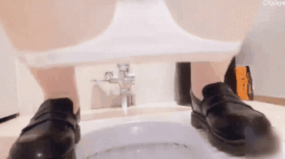 騷逼邊挨操邊打電話 給老公帶綠帽，被大雞把乾的直顫抖，高潮到淫叫爸爸