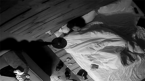 上头打视频哄儿子.下头猛操逼迎外甥