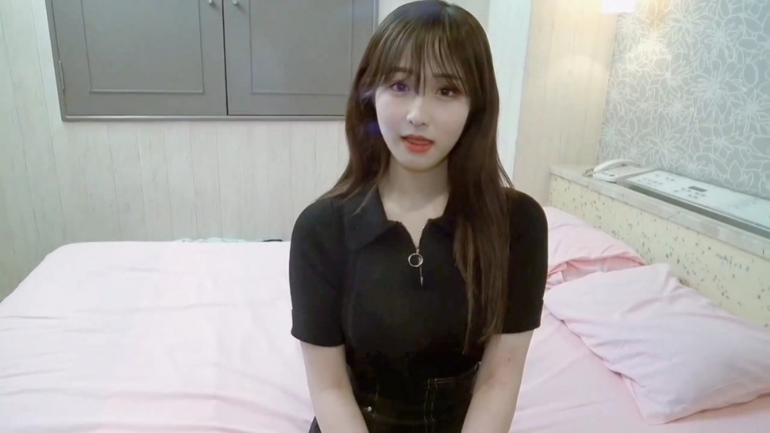 小妹妹还是馒头逼，白丝翘臀很有感觉