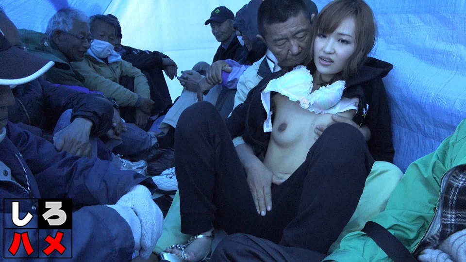 【巨乳女神】小宝儿 露出弊的妹妹在楼道 小穴夹着震动棒露出 蜜桃臀下的美穴尽是白浆 被哥哥尽情玩弄操穴爆射.