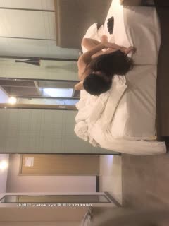 把聲音甜美的正妹帶到自己的高級公寓操 一邊看着風景一邊做愛