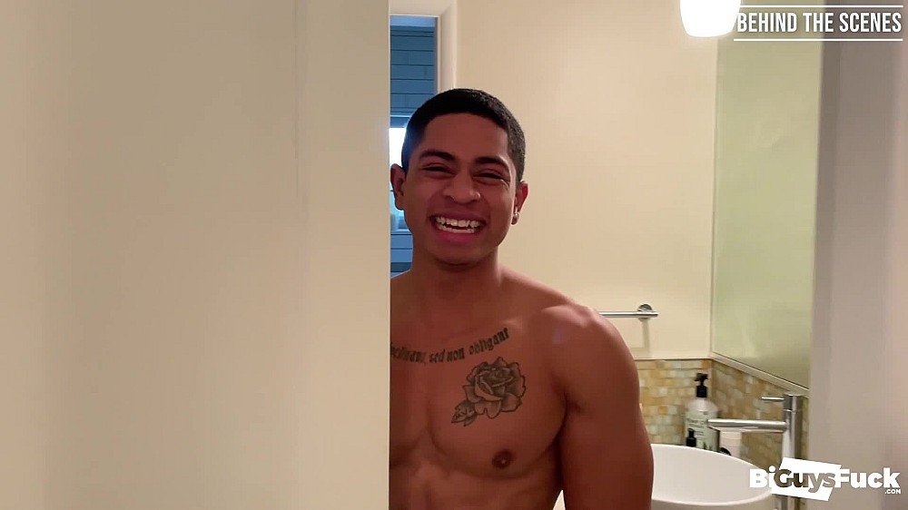 【每日精选】完美自拍20岁美少女害羞出境