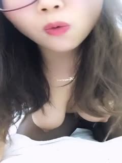 辦公室女職員吉家麗亞勾引出差時同房的無能老闆，讓他射精到極限