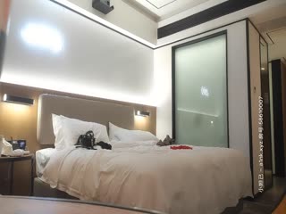 推特36E绿帽人妻「家有E妻」《E嫂巨乳性感女秘书之油亮丝袜的诱惑》翘臀坐在老板大腿上，丝滑触感直接让人硬到爆炸！