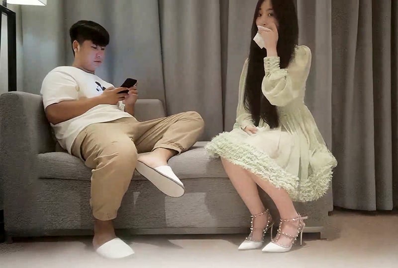 你願意假裝是我的男朋友然後我舔你的雞雞嗎 ？為了逃避父母的結婚壓力，我成為了兼職中一個平常對人冷淡的女孩的一日男友。齋藤亞美里