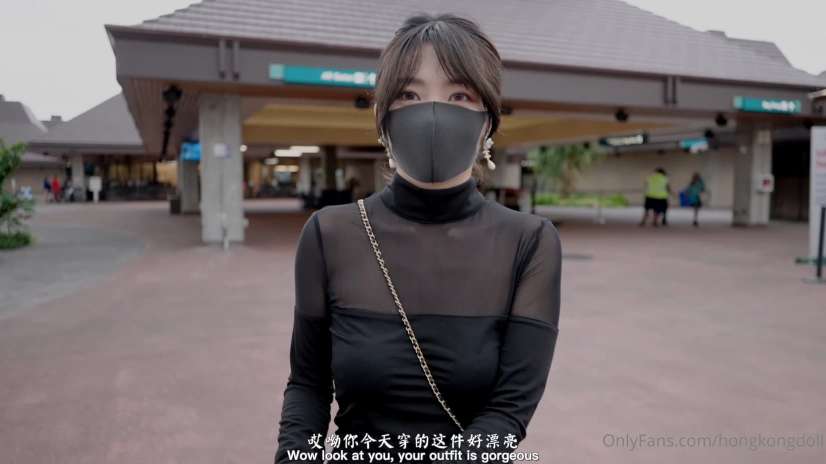 我的女性朋友突然傾盆大雨，避開了雨水，變成了我的T卹 在我面前，我的乳頭乳頭沒有內褲，突然有機會做愛！呢從今天開始，我的女性朋友一直是我的性朋友。