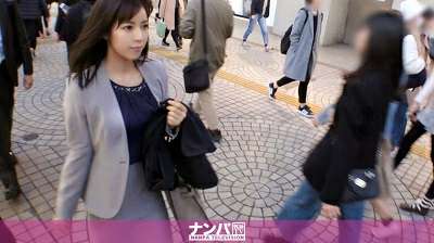 绿帽男叫好兄弟一起前后夹击后入自己的细腰肥臀淫妻老婆，这大屁股后入看着都爽骚逼还挺紧