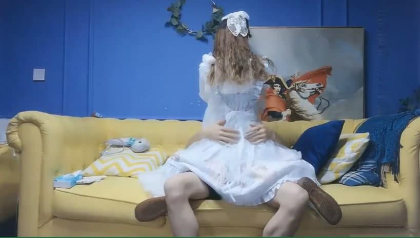 调教极品小妹，温柔的舔弄大鸡巴，爆草菊花，一插到底给骚逼干翻了，好疼刺激