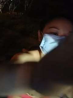 被老公兄弟在客厅后入，老公就在边上看着，老婆 啊啊啊好舒服，啊啊啊啊啊 ，叫得那是真爽！