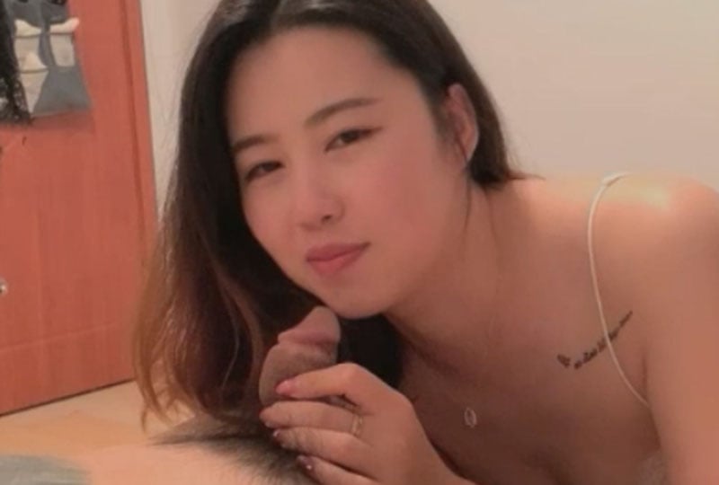 「你穿的內衣真騷啊」你的慢熱女友下樓吃個煎餅都被別人操迷糊了