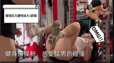 一個天真的女孩弓起她的後背，用巨大的陰莖使她的陰莖發育並讓她狂喜地小便，宮崎千尋