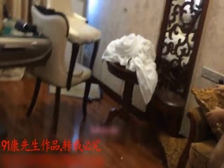 活很棒的小骚妇露脸趁妹妹睡觉偷吃大哥，口交乳交淫声荡语让大哥舔逼，从客厅干到床上就在妹妹旁边爆草抽插[MP4 545MB]