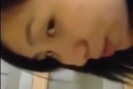 丝袜露脸风骚小少妇一个人在床上玩弄骚逼，道具抽插浪叫不止表情好骚，给大哥深喉大鸡巴，激情上位各种抽插[MP4 1.13G]