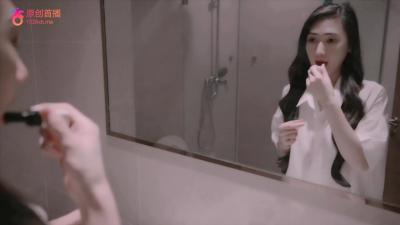 淘气的拉丁继妹从后面乞求它