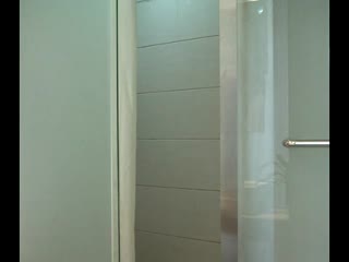 美丽的阿拉扎试图给公牛挤奶。